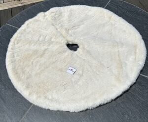 Balsam Hill Faux Fur Cream Christmas Tree Skirt Holiday 24” Snap Closure White
